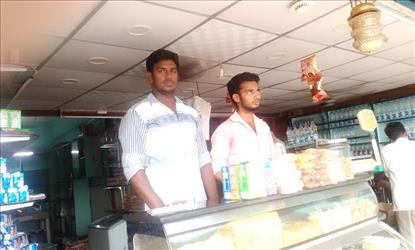 வாங்க சார்... என்ன கூல்டிரிங்ஸ் வேணும்... குரல் "எம்பிஏ" பட்டதாரி வாங்க சார்... புது ஸ்வீட், காரம் இருக்கு... குரல் "பிஏ" பட்டதாரி...  
